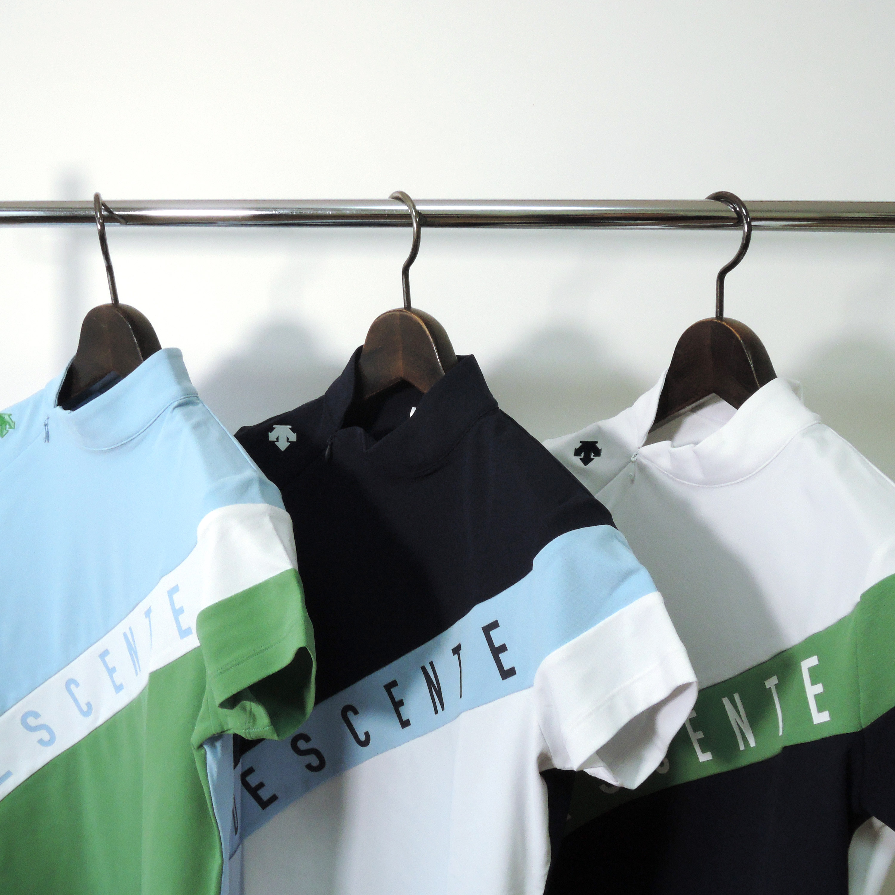 マナー違反 ゴルフウェアのハイネックは襟付きとみなされるのか