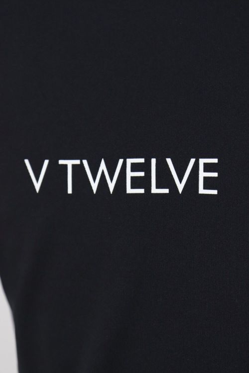 V12のハイネックシャツ