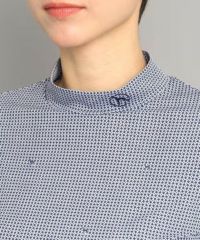 アダバットのハイネックシャツ