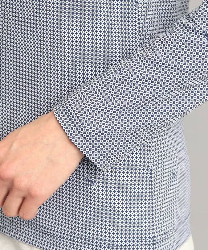 アダバットのハイネックシャツ