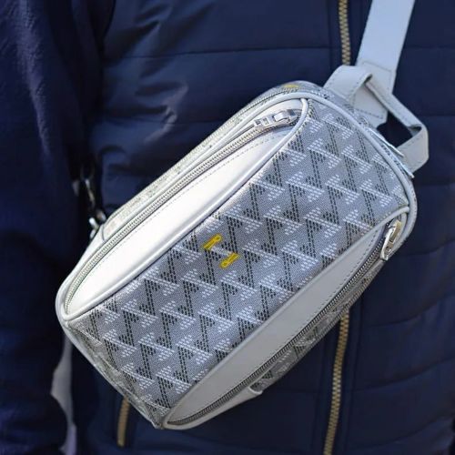 レザレクションのボディバッグ