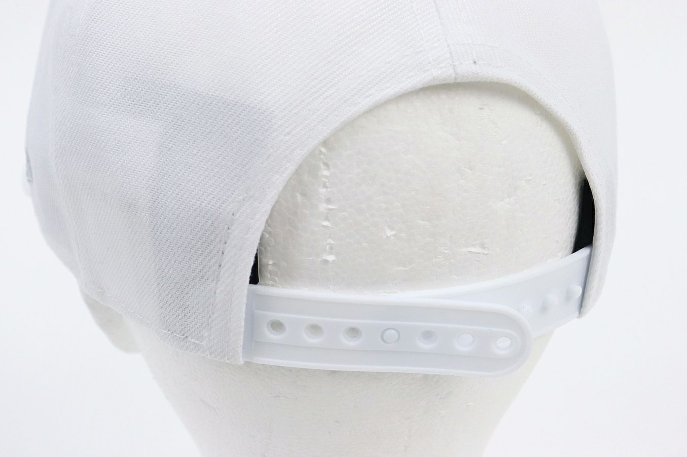 ゾーイ×ニューエラのキャップ