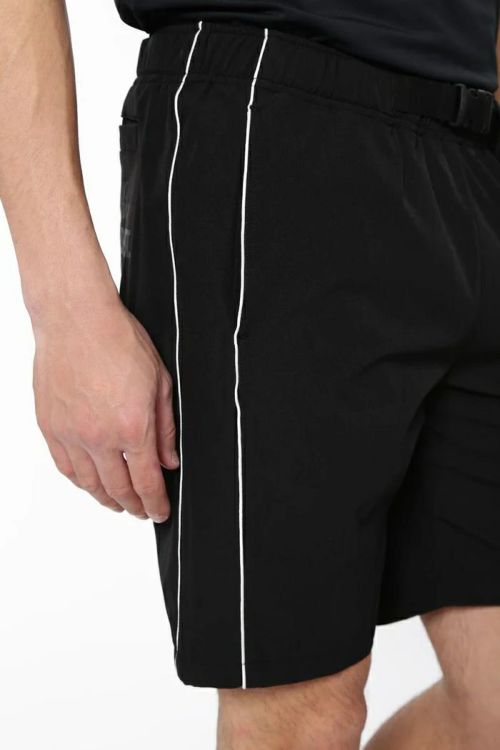 ピンのショートパンツ