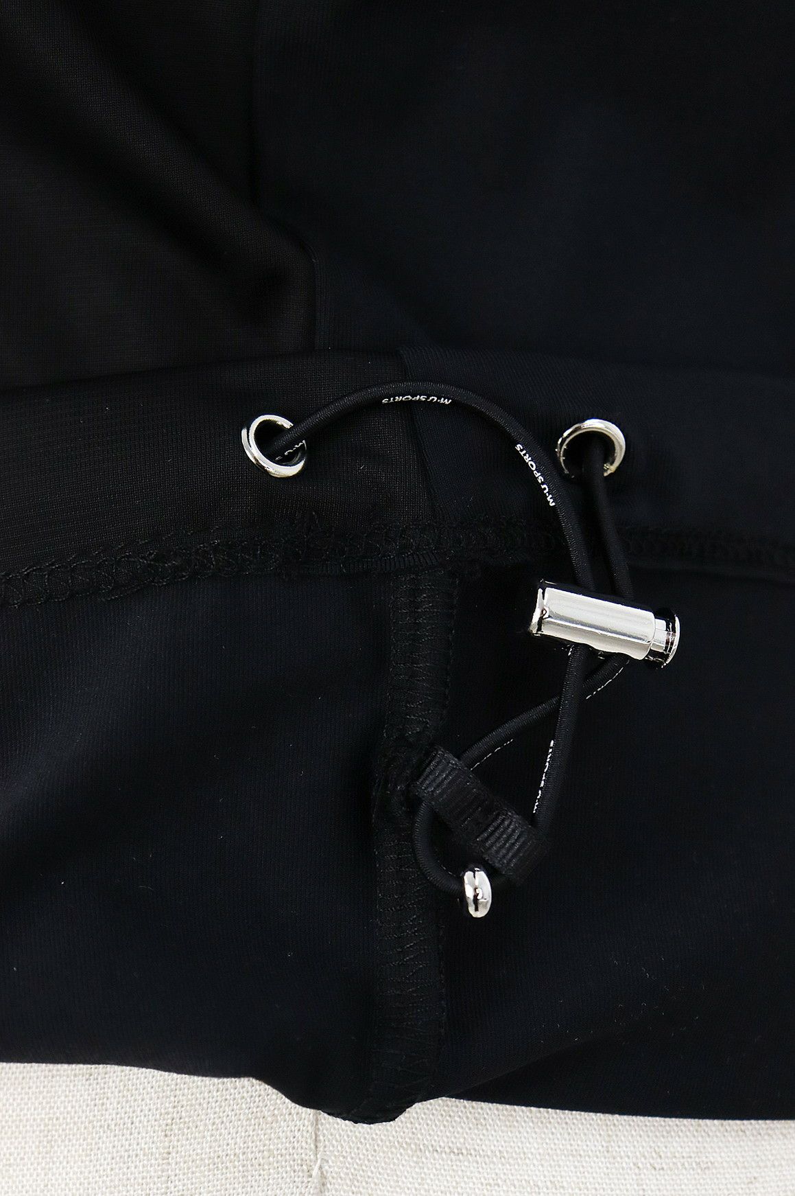 MUスポーツのハイネックシャツ