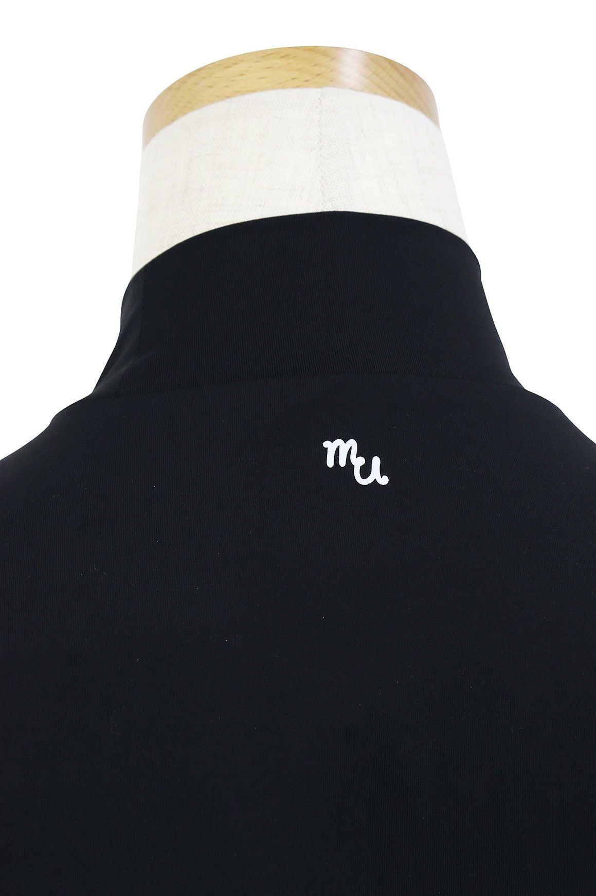 MUスポーツのハイネックシャツ