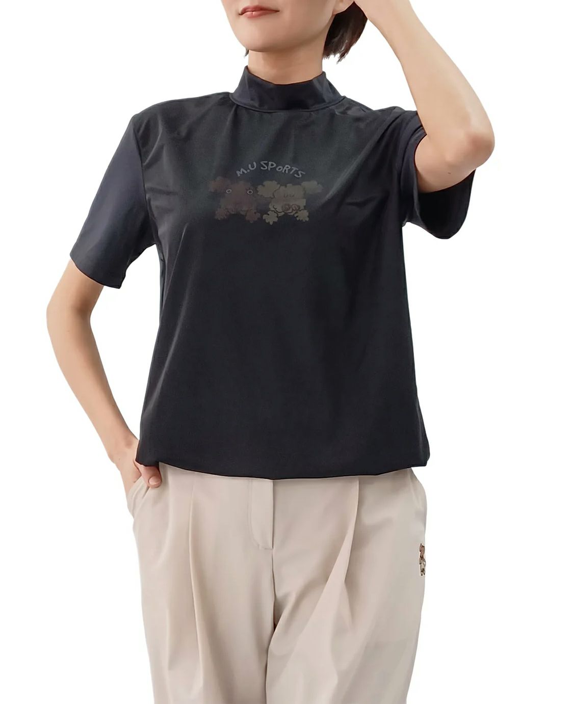 MUスポーツのハイネックシャツ