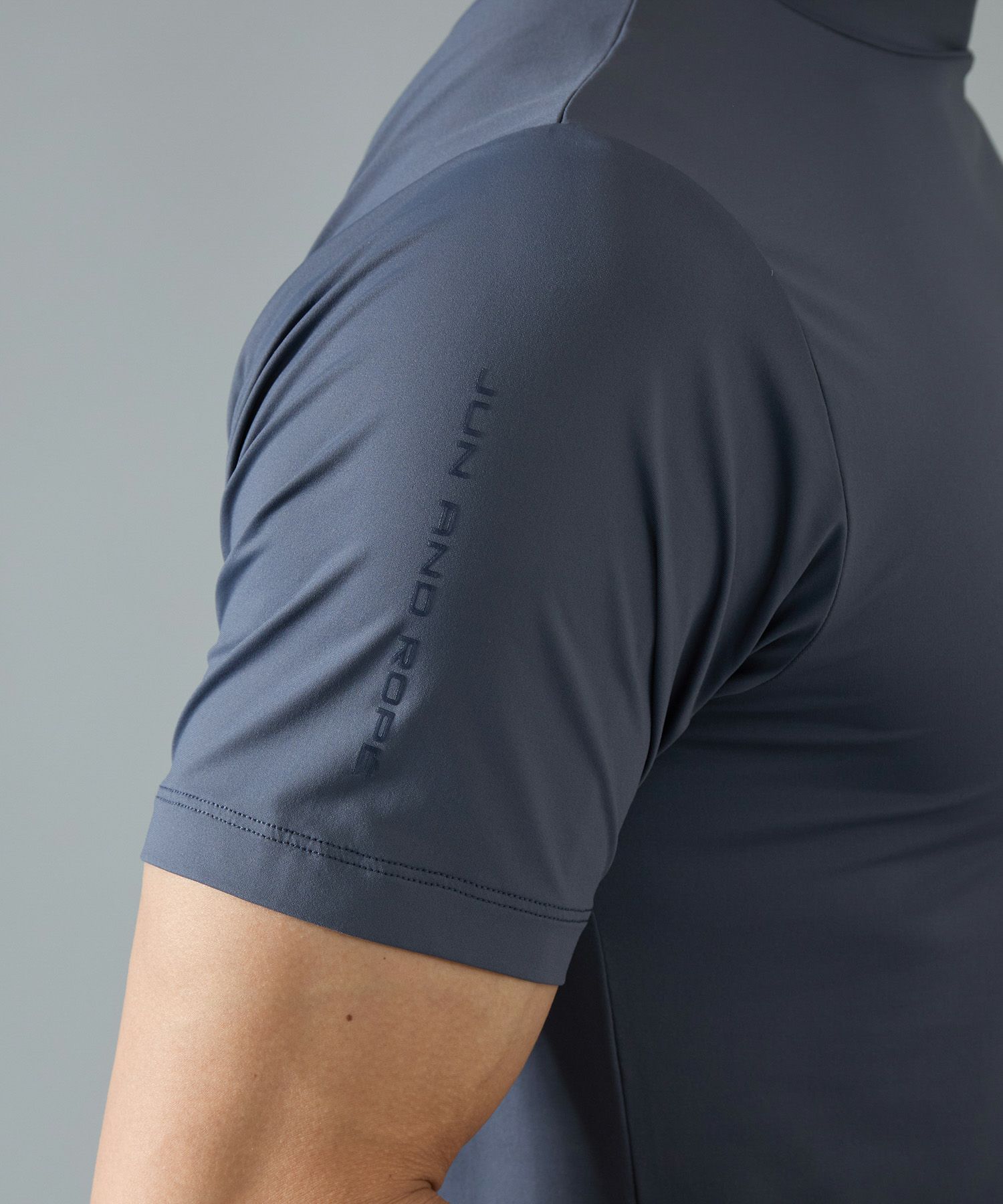 ジュン＆ロペのハイネックシャツ