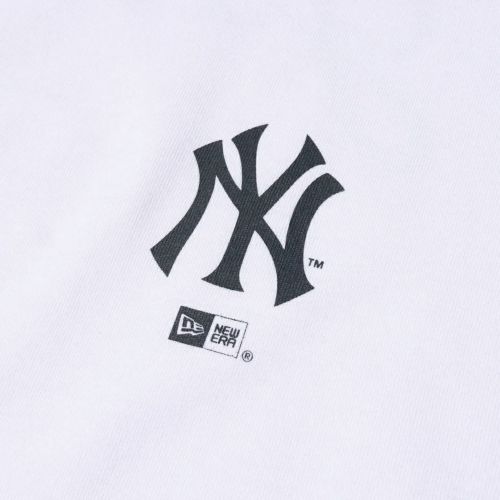 ニューエラのTシャツ
