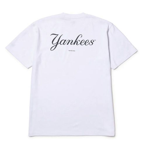 ニューエラのTシャツ