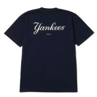 ニューエラのTシャツ