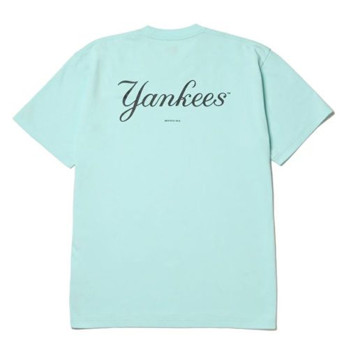 ニューエラのTシャツ