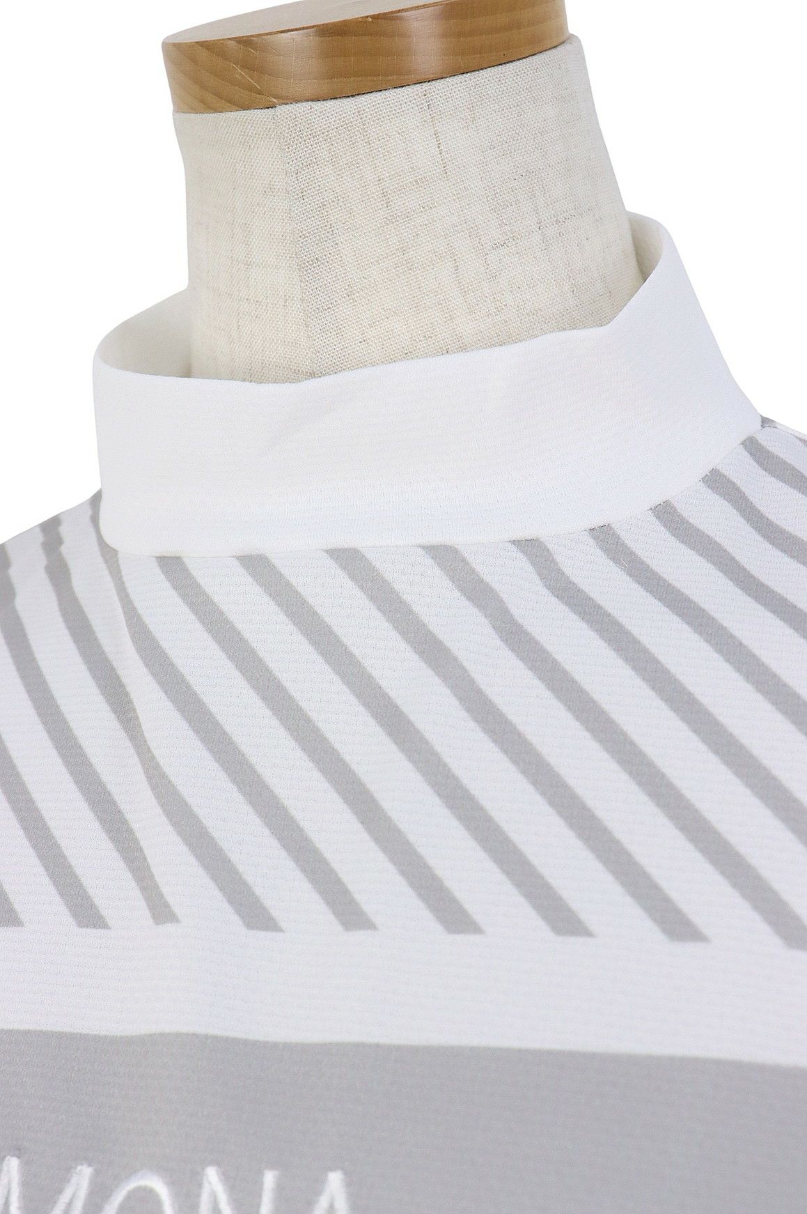 モナデルソルのハイネックシャツ