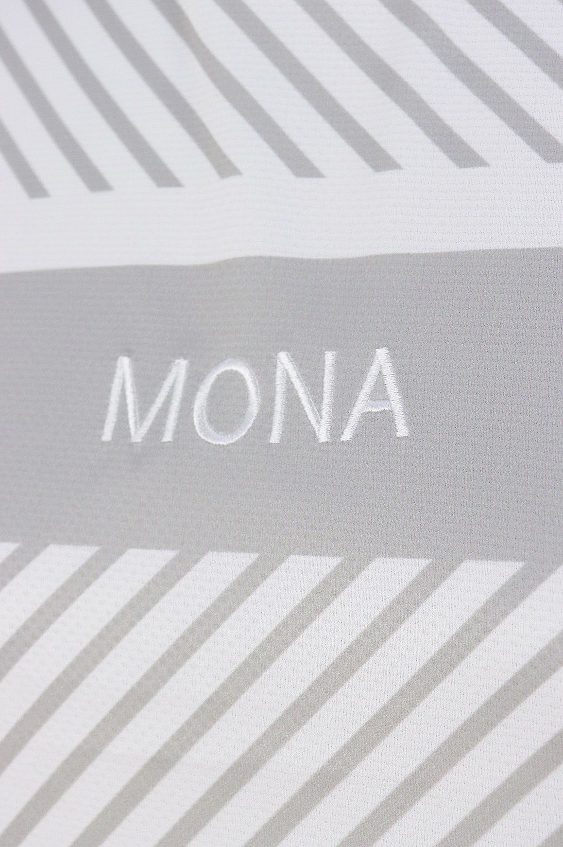 モナデルソルのハイネックシャツ