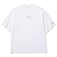 ニューエラのTシャツ