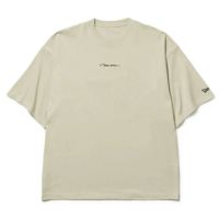 ニューエラのTシャツ