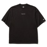 ニューエラのTシャツ
