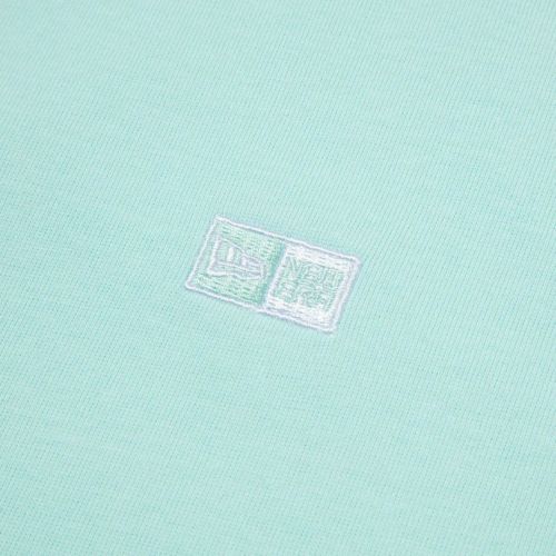 ニューエラのTシャツ