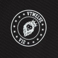 V12のポロシャツ