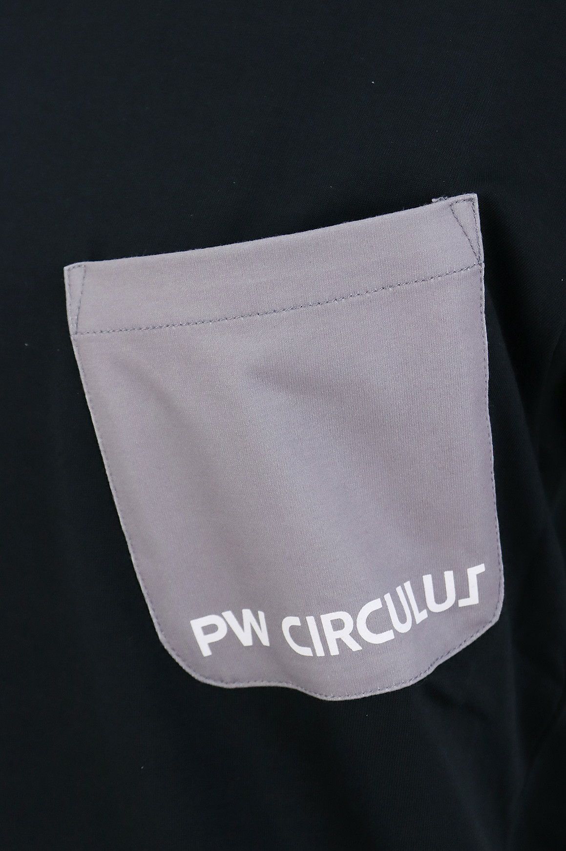 ピーダブリュサーキュラスのハイネックシャツ