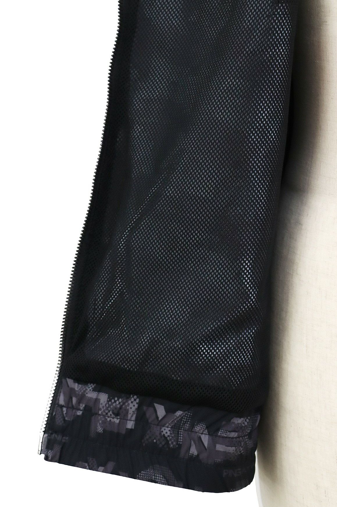 ピンのブルゾン