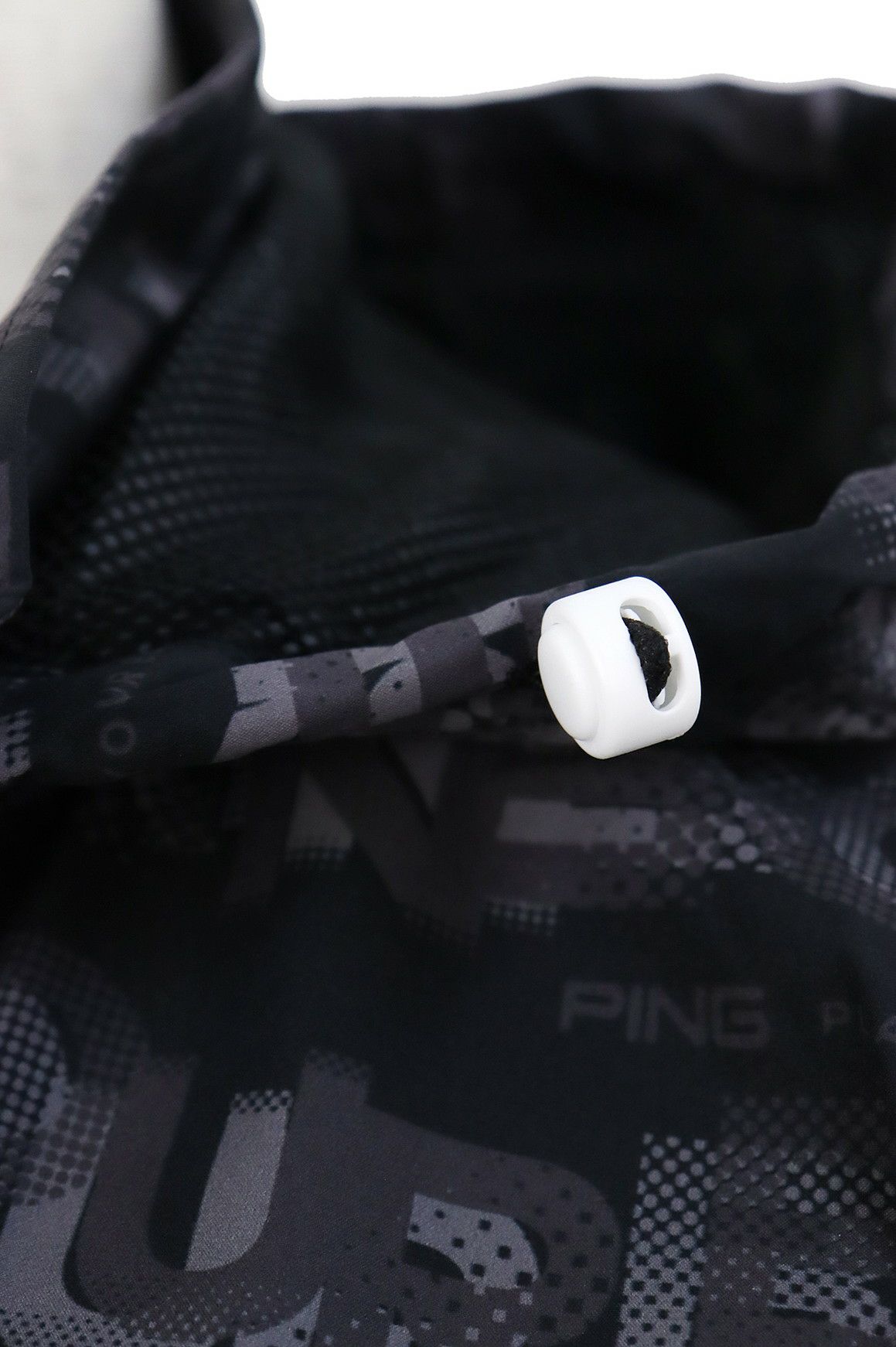 ピンのブルゾン