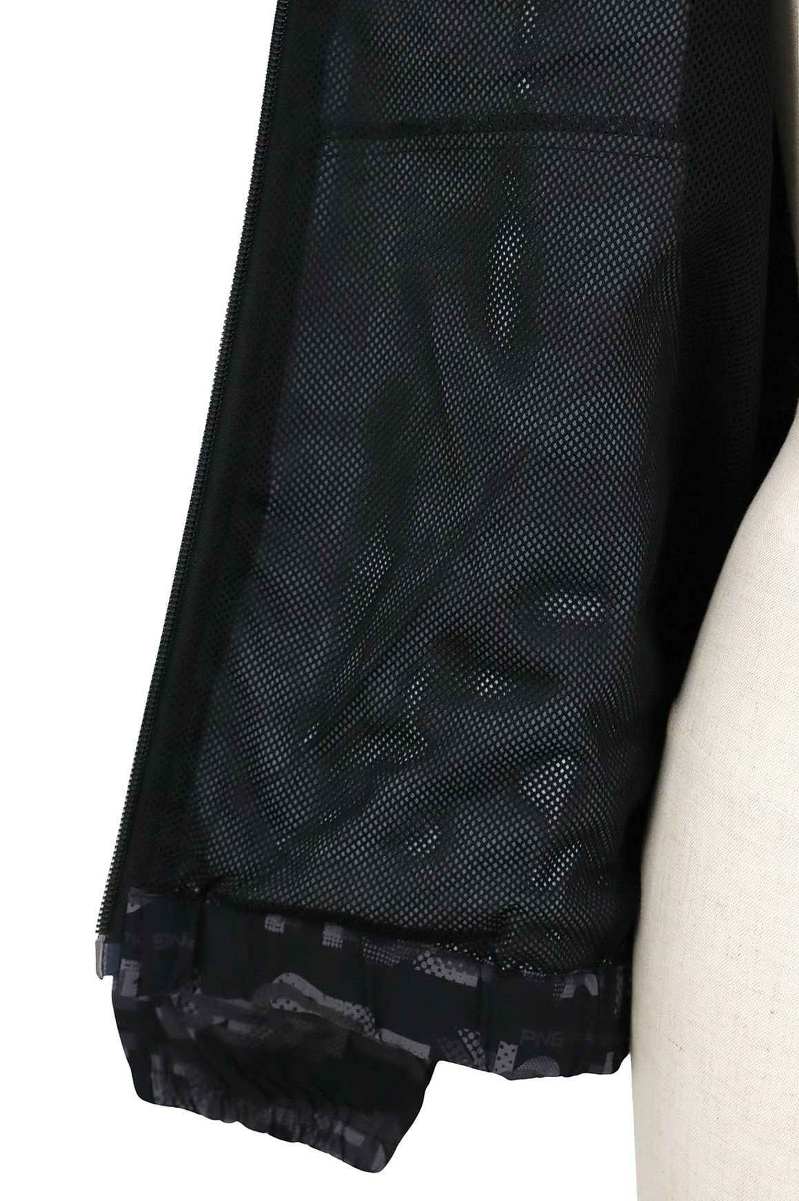 ピンのブルゾン