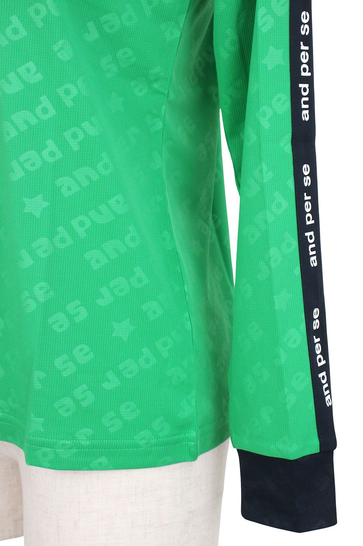 アンパスィのハイネックシャツ