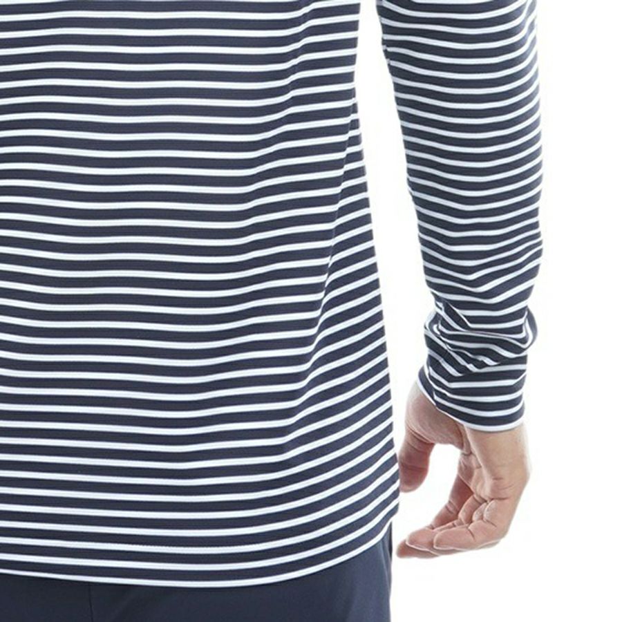 トミーヒルフィガーのハイネックシャツ