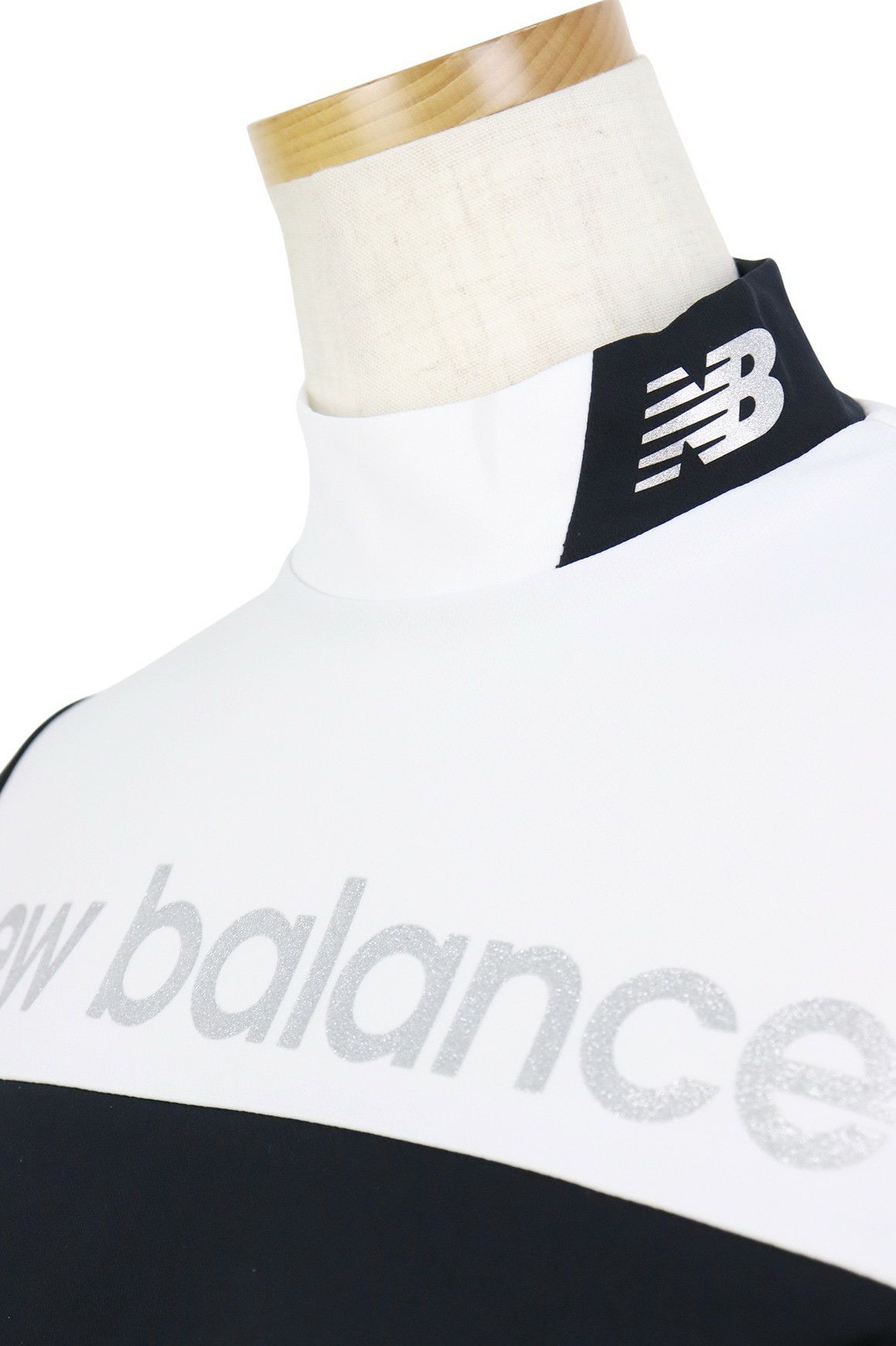 ニューバランスゴルフのハイネックシャツ