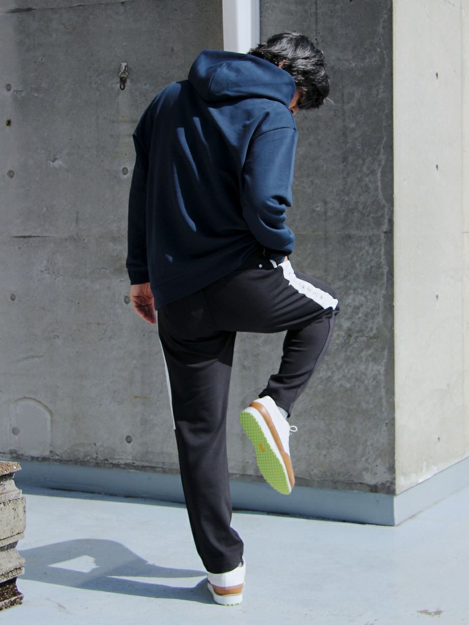 トラヴィスマシューのロングパンツ