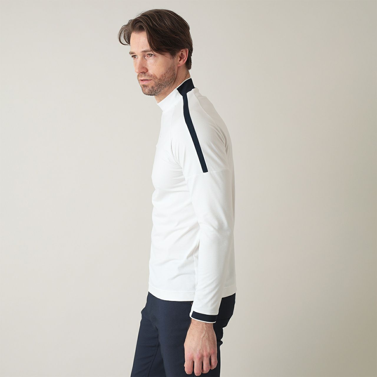 トラヴィスマシューのハイネックシャツ