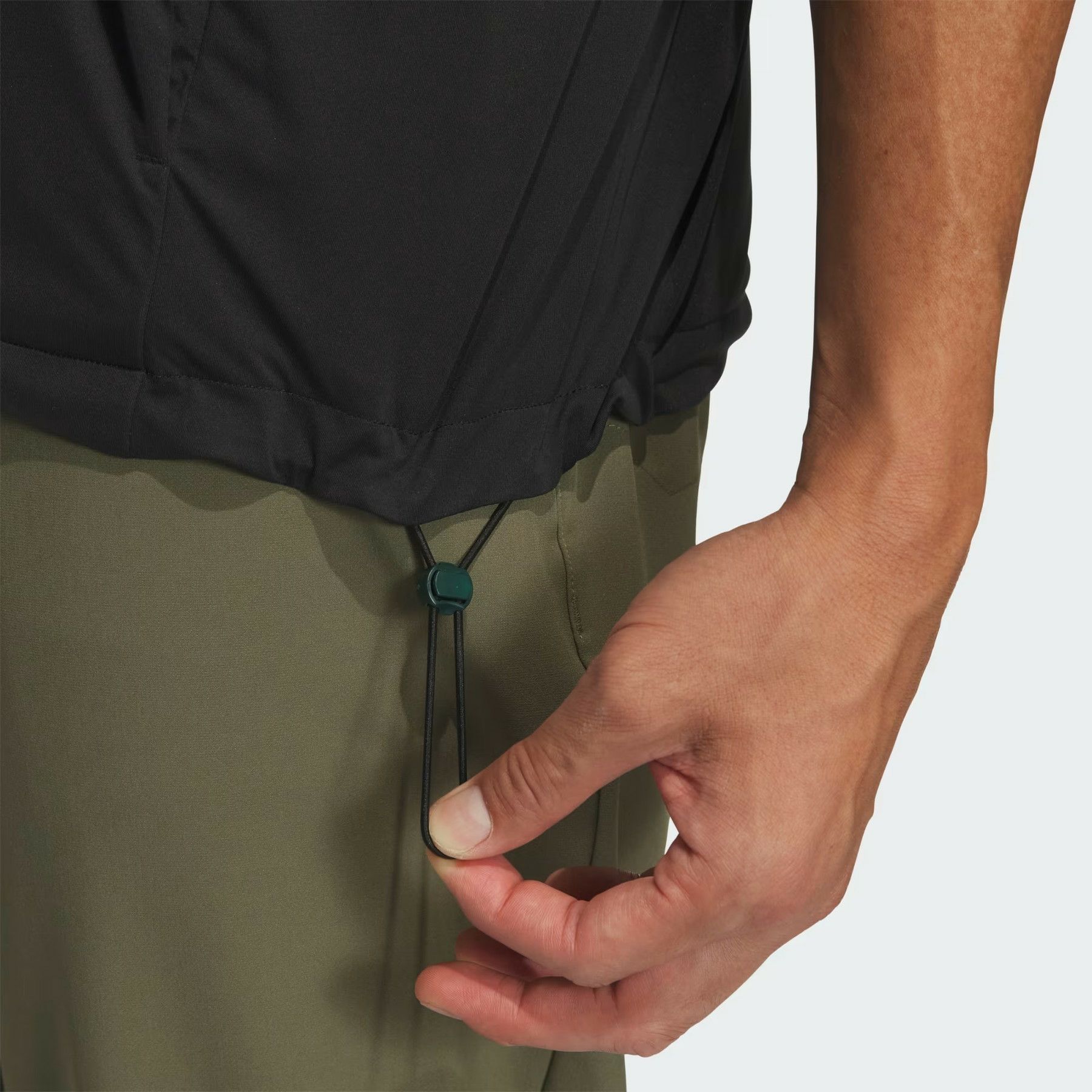 アディダスのブルゾン