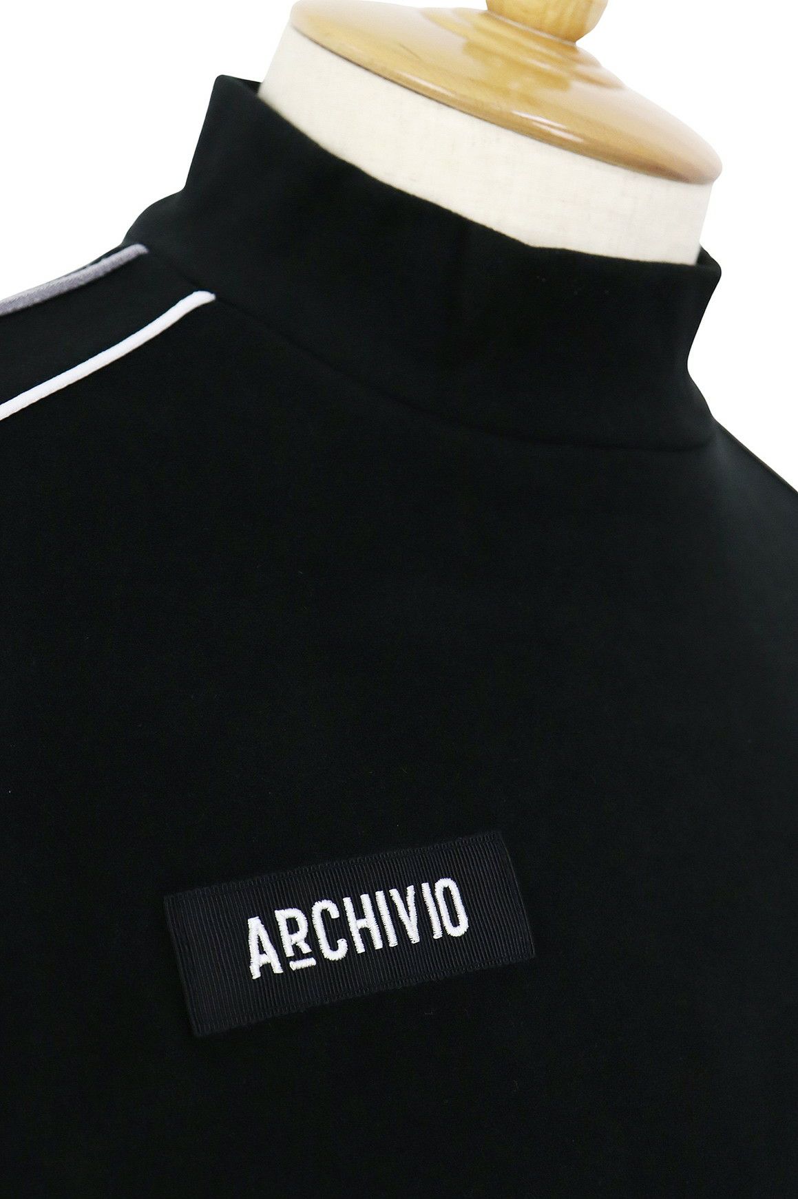 アルチビオのハイネックシャツ