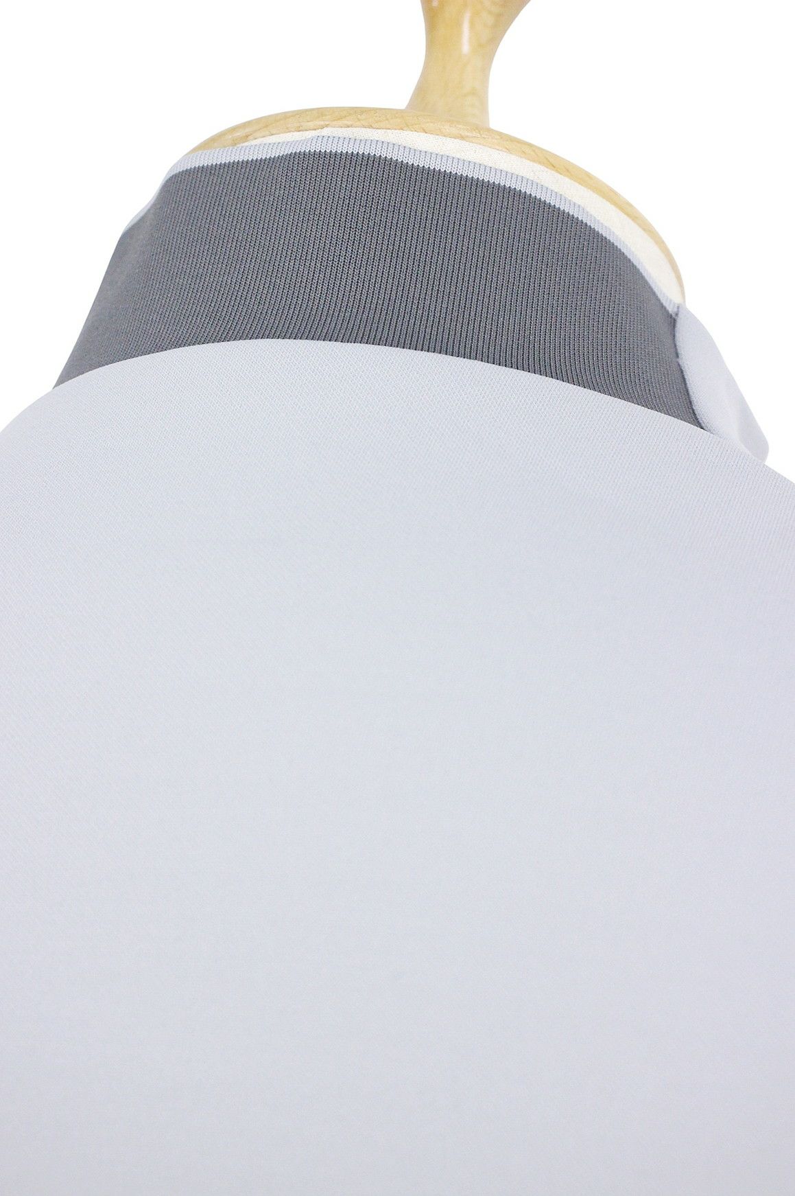 ニューバランスゴルフのハイネックシャツ