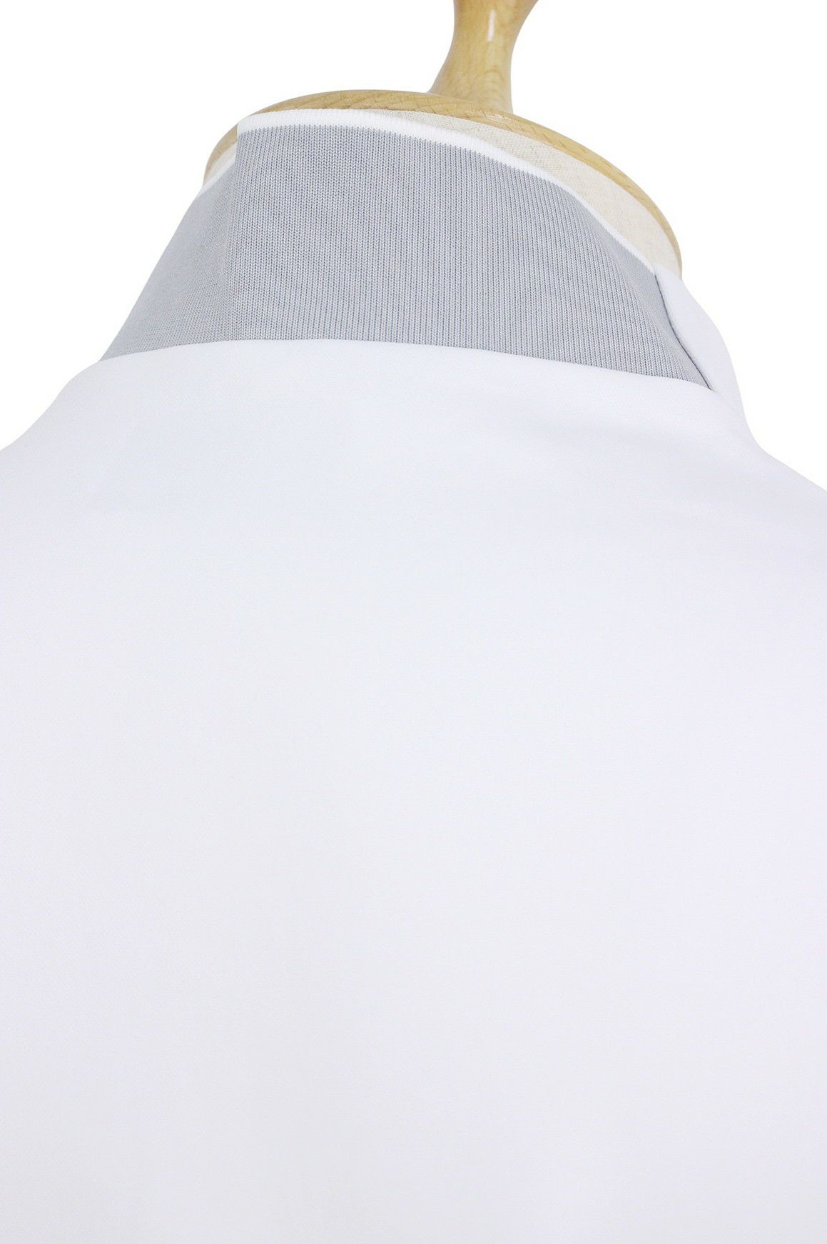 ニューバランスゴルフのハイネックシャツ