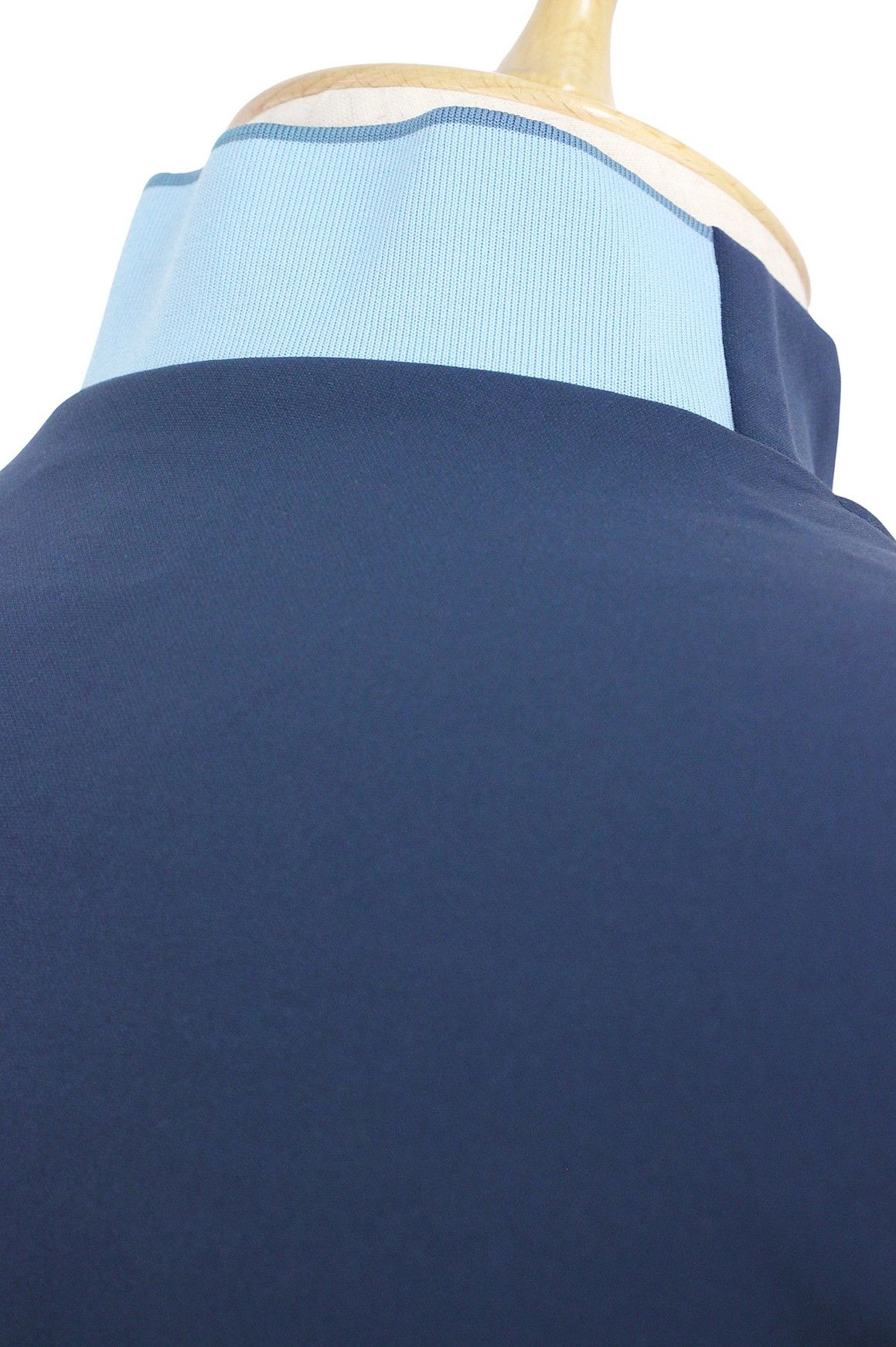 ニューバランスゴルフのハイネックシャツ