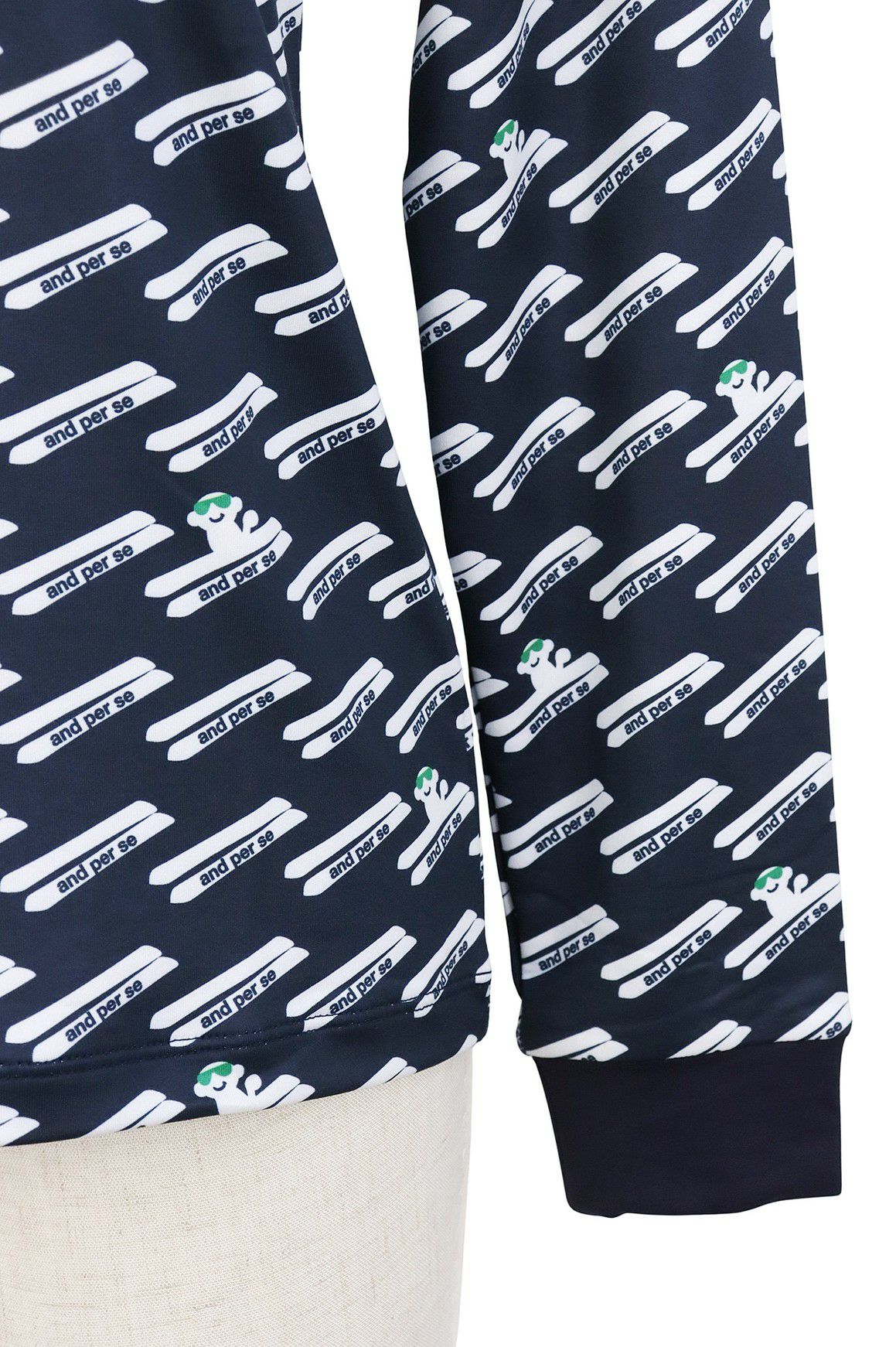 アンパスィのハイネックシャツ