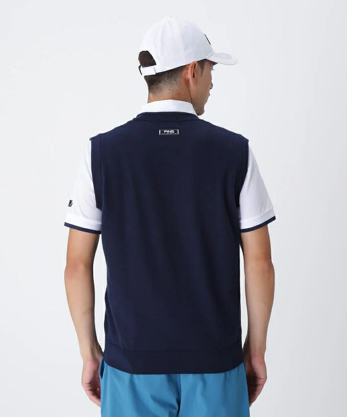 ピンのベストとポロシャツ