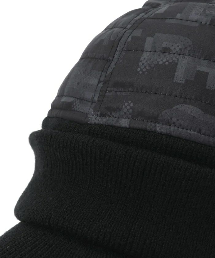 ピンのニットキャップ