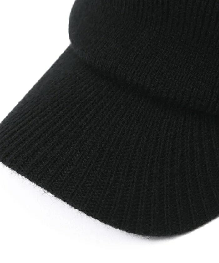 ピンのニットキャップ