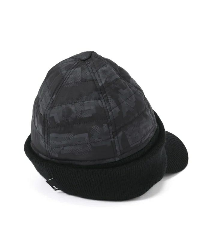 ピンのニットキャップ