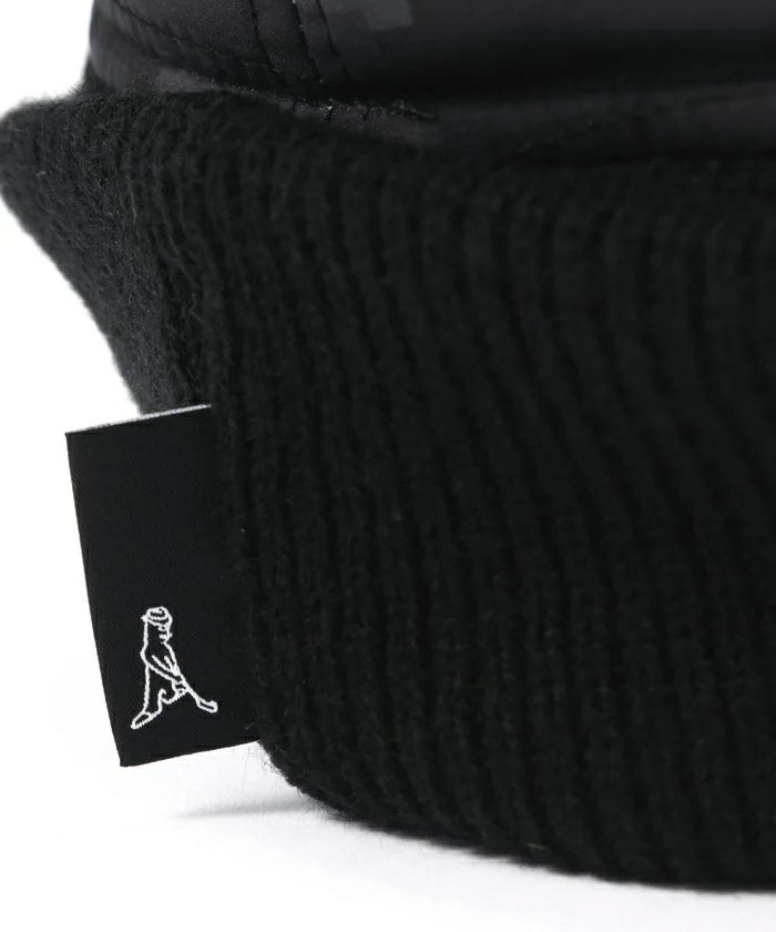 ピンのニットキャップ