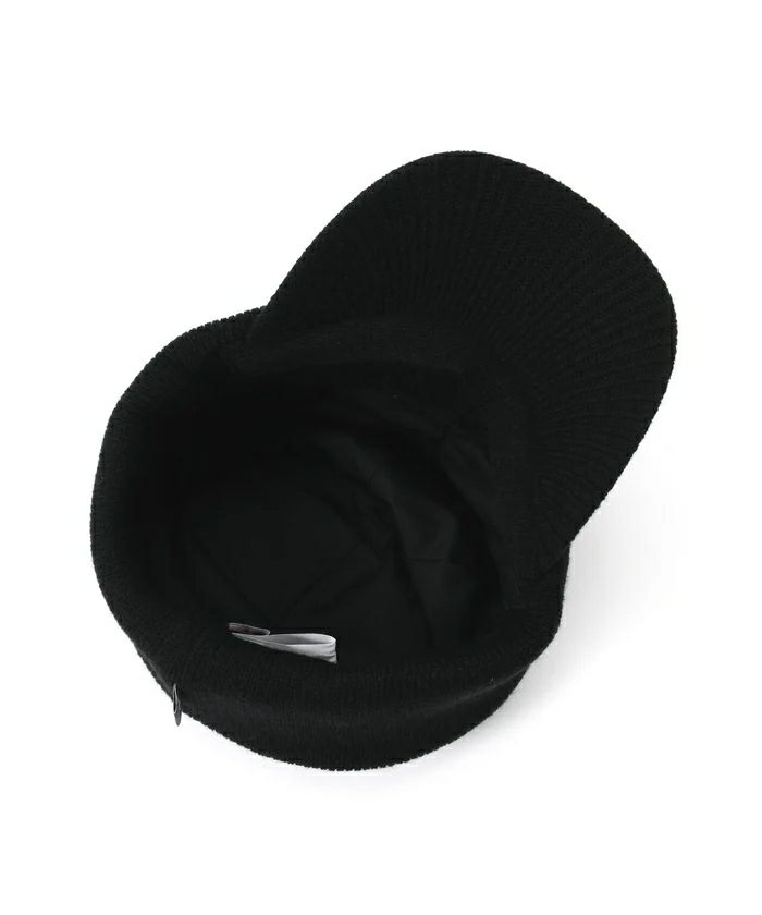 ピンのニットキャップ