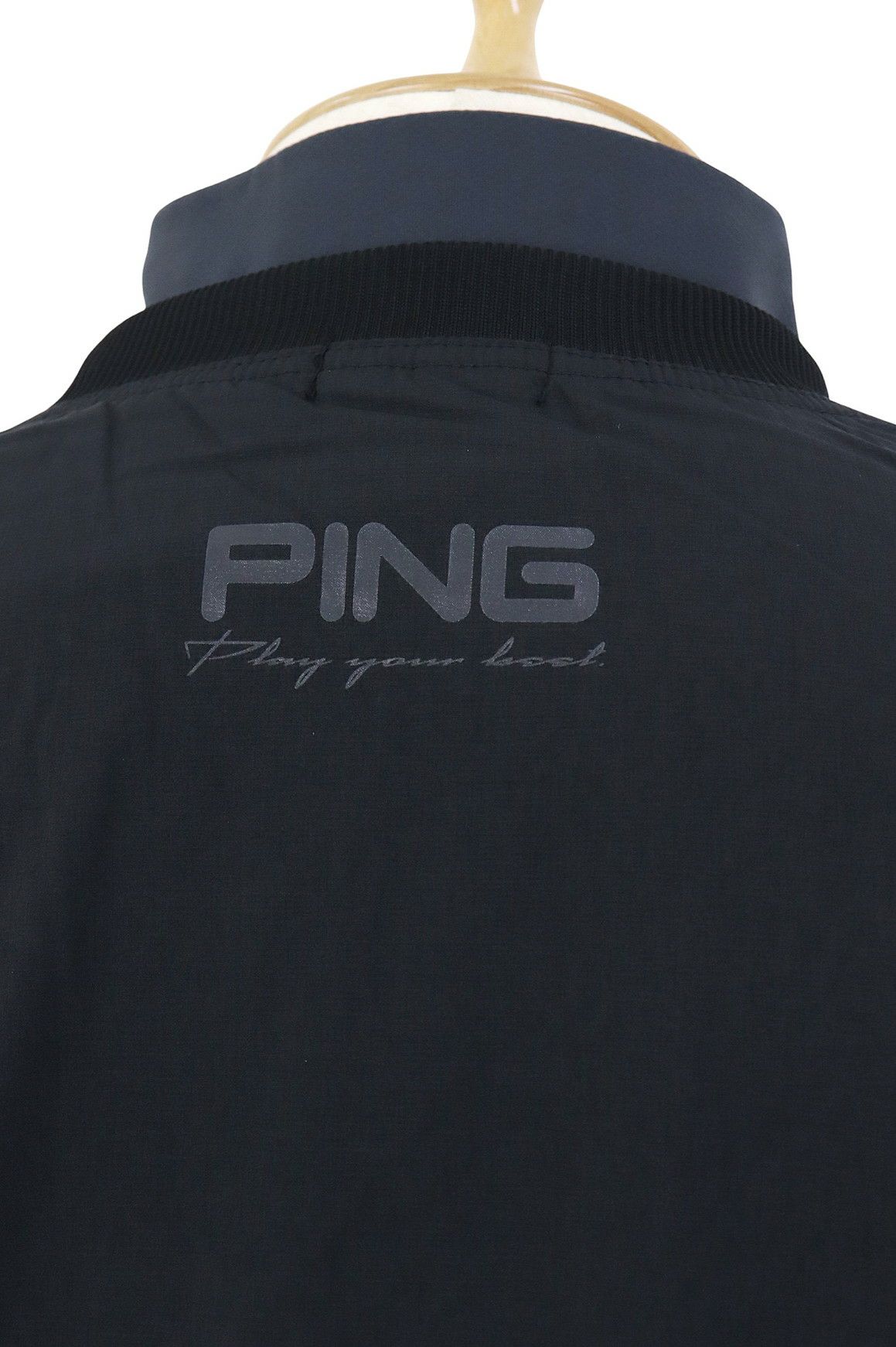 ピンのブルゾン