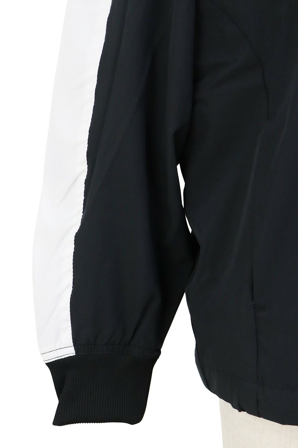 ピンのブルゾン