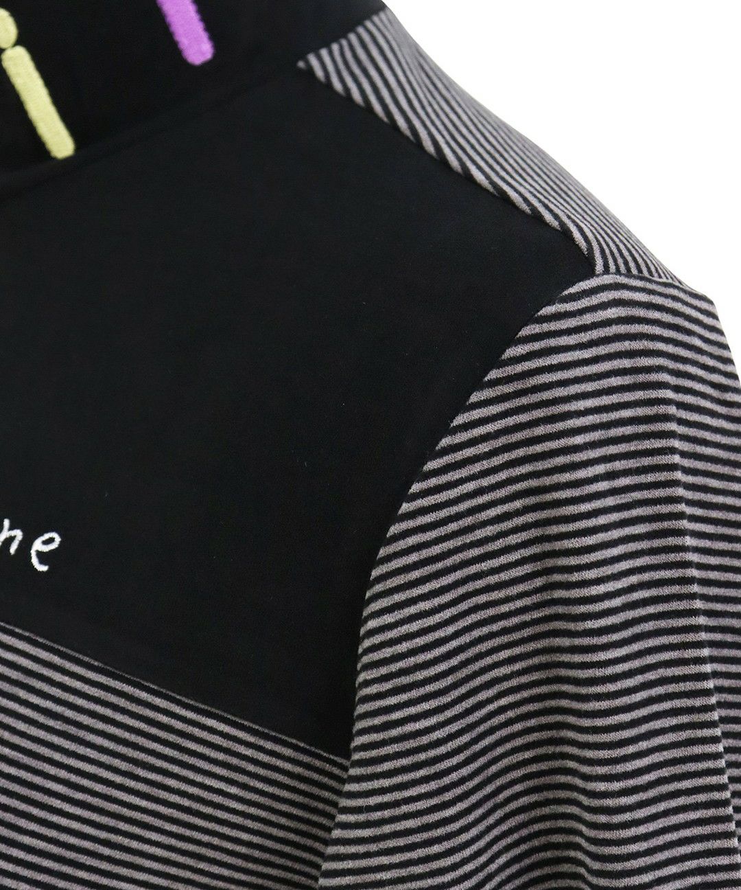 ピッコーネクラブのハイネックシャツ