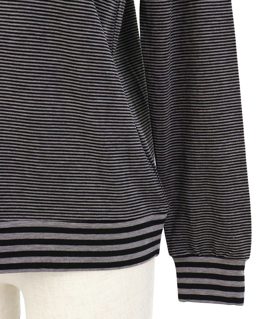 ピッコーネクラブのハイネックシャツ