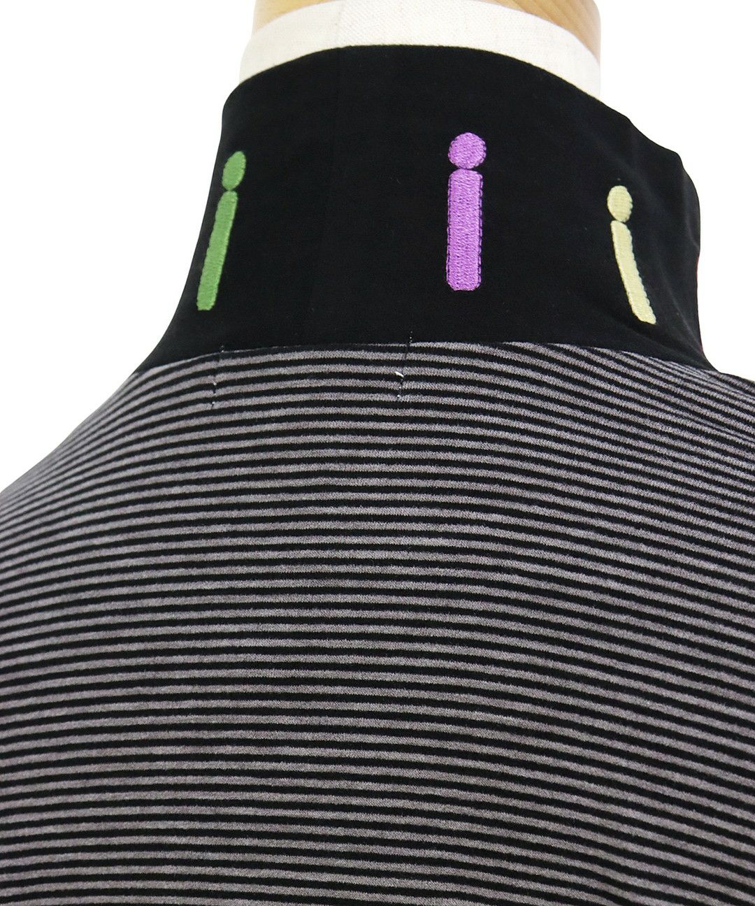 ピッコーネクラブのハイネックシャツ