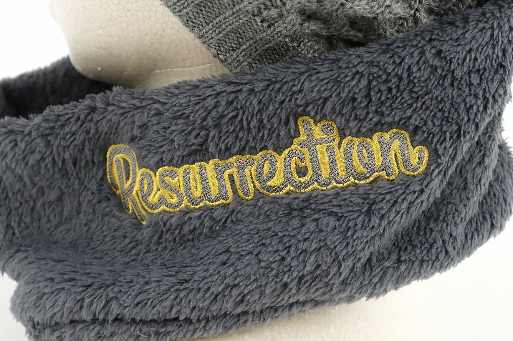 レザレクションのニットキャップ