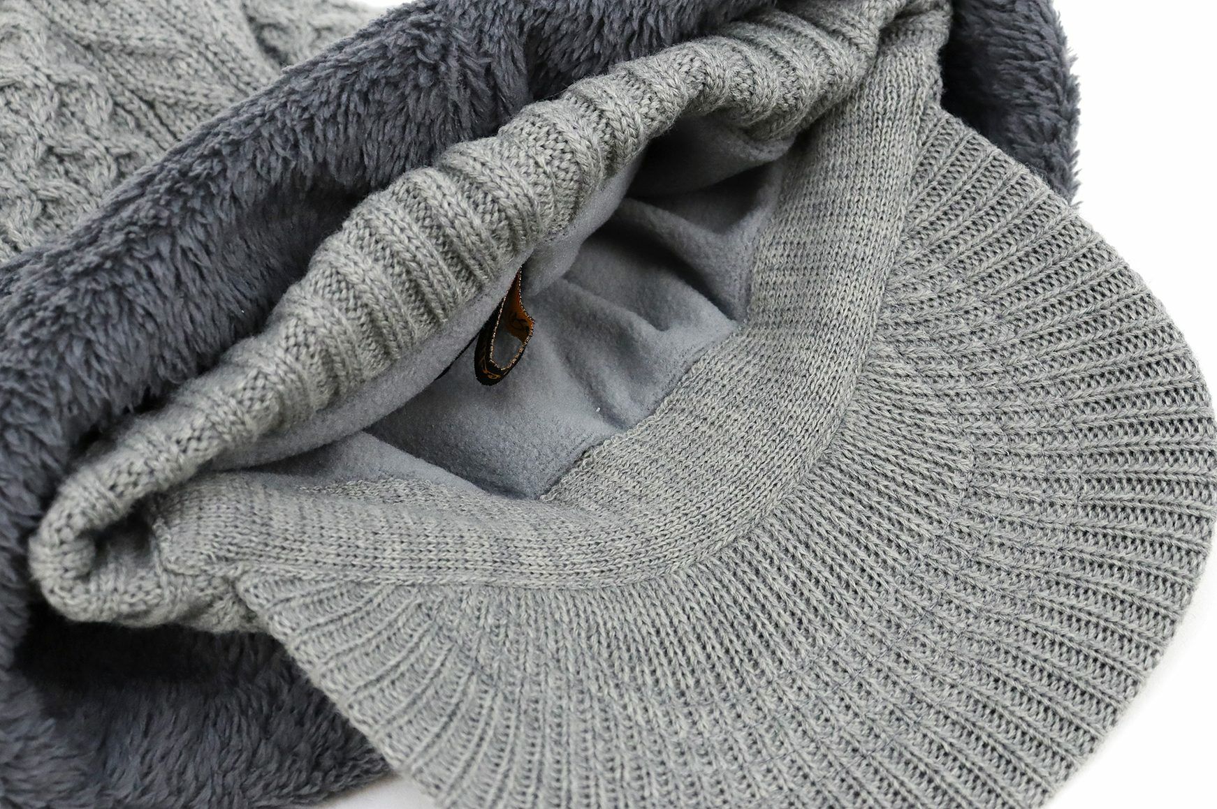 レザレクションのニットキャップ